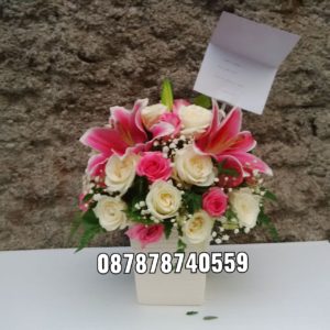 Bunga Vase Lily Pink Dengan Mawar