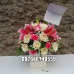 Bunga Vase Lily Pink Dengan Mawar